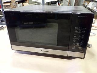 Panasonic 900W High Power Microwave, SN 540G062130124251200213  (C-2)