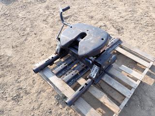 Reese Model 18K 5th Wheel Hitch, Part 30083, c/w (2) 43 In. (L) Rails