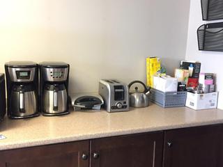 (2) Black & Decker Thermal Coffee Makers, Sandwich Maker, Toaster, Kettle and Other Kitchen Items.