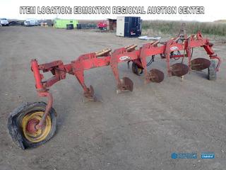 Fort Saskatchewan Location - Melroe Model 900 Series 5-Bottom Plow. SN 1-C-554 *Note: Needs New Set Of Tires*