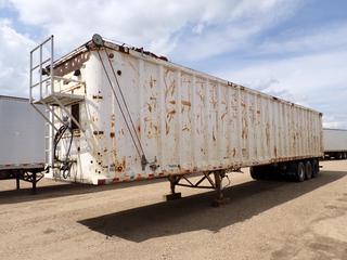 2004 Manac 53ft Tridem Walking Floor/Live Floor Trailer c/w 87,083lb GVWR, 22,500lb GAWR, Manual Tarp And 11R22.5 Tires. VIN 2M533161646097565 (FORT SASKATCHEWAN YARD)