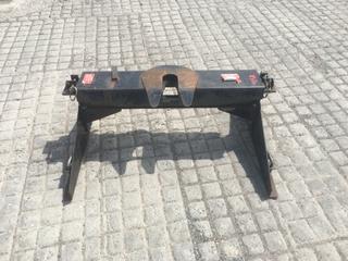 5th Wheel Hitch, 39in x 34in x 17in  (HIGH RIVER YARD)