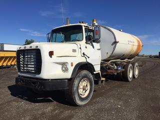 Ford 9000 T/A Water Truck c/w Detroit Engine, 8-Speed, 425/65R22.5 Front Tires and 11R22.5 Rear Tires, Master Shut Off Switch, Choke & Push Start, Throttle Control, Showing 607,422kms, VIN Y90JVJA5649. *Note: Water Tank Damaged, Hood Damaged, Some Gauges Not Working*  (HIGH RIVER YARD)