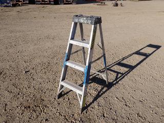 4ft Aluminum Step Ladder *Note: Crack On Rung*