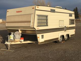 Travelaire Holidaire 16ft T/A Holiday Trailer c/w 2in Ball, Awning, Direct Vent Water Heater, Sink, Stove, Bathroom, Electric/Gas Control, P205/75R14 Tires, SN R190H81537 *Note: Contents Included*  (HIGH RIVER YARD)