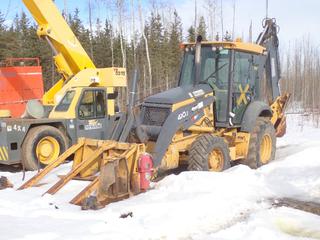 2007 John Deere 410J Loader Backhoe c/w John Deere 4045 TT095 Diesel, 4-Spd Power Shift, WBM 96in Cable Hoop, (2) Outriggers, 24in Bucket, 12.5/80R18 Front And 21/L24 Rear Tires. Showing 37,959hrs. PIN T0410JX146452 *Note: Runs, Requires Repairs*