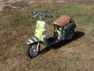 Razor 12V Electric Bike c/w Charger. SN 101180-09-0609CP07007 **Located In Edmonton**