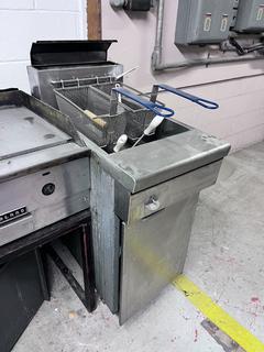 Quest MV40/130 2 Basket Natural as Deep Fryer C/w 130,000 Btu, SN 9882 *Located In Fernie, BC*