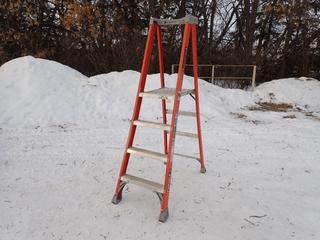 Louisville 4ft Platform Ladder ** LOCATED IN EDMONTON**