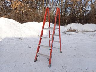 Louisville 4ft Platform Ladder ** LOCATED IN EDMONTON**