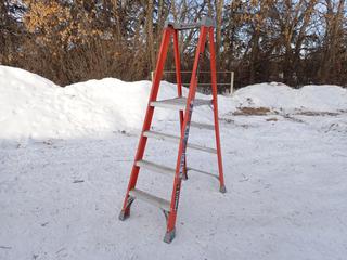 Louisville 4ft Platform Ladder ** LOCATED IN EDMONTON**