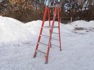 Louisville 4ft Platform Ladder ** LOCATED IN EDMONTON**