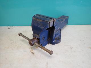 Record 6in Bench Vise ** LOCATED IN EDMONTON**
