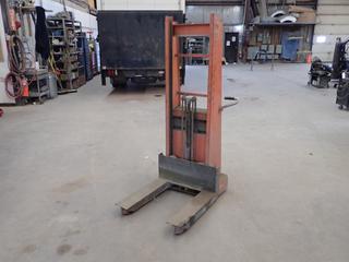 Mobile BFF57 1500lb Cap. 12V Portable Hydraulic Lift. SN 1007 *Note: No Battery*