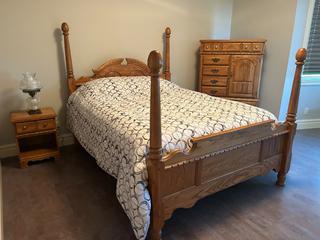 Oak Bedroom Furniture Set c/w Queen/Double 4-Poster Bed Frame w/ Headboard & Footboard, Approx. 6 FT Dresser w/ Multiple Drawers & Centre Cabinet, Matching Framed Dresser Mirror w/ Side Shelving, Tall Door Chest/Armoire w/ Drawers & Matching Nightstand