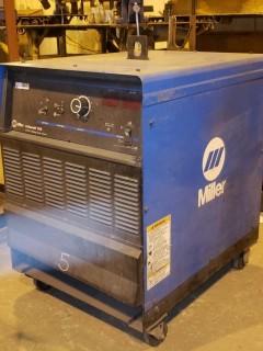 Miller Goldstar 302 Power Source. SN KG102362