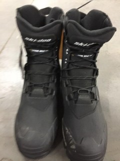 New Size 9 Ski-Doo Unisex Snowmobiling Boots 