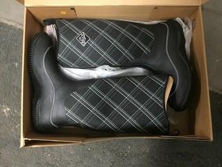 Muck Boots, Size 9, Black.