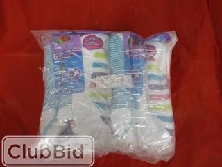 Qty of (24) Packages Fruit of The Loom Girls Low Cut Socks in Assorted Colours Sizes 4-10 
