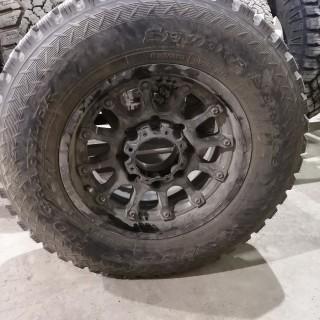 (1) LT 265/70R17 Tire