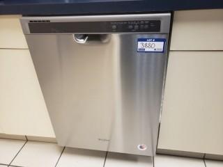 Whirlpool Dish Washer. SN F75070678