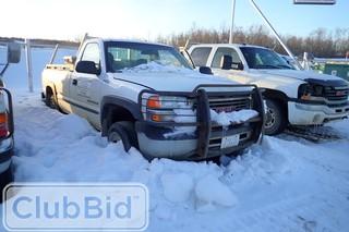 2001 GMC Sierra 2500HD SLT 4x4 Regular Cab Pickup Truck. Gas Engine. Automatic Transmission. Oilfield Bumper. Headache Rack. Tool Boxes. Kms NA. SN 1GTHK24061E213142. **INOPERABLE**