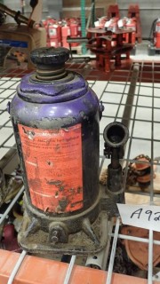 Motomaster 20-Ton Hydraulic Jack
