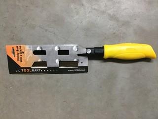 Utility Saw with 2 Blades.