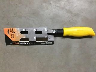 Utility Saw with 2 Blades.