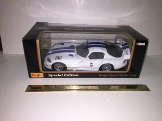 Maisto Dodge Viper GTS-R Diecast Model, 1:18 Scale.