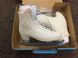 Bauer 553 SeniorSize 10 Figure Skates.