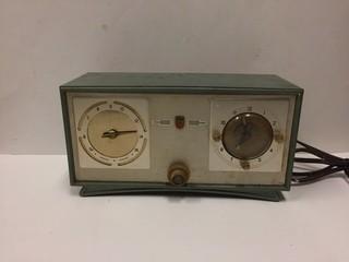 Philips P447 Clock Radio.