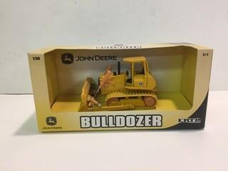 Ertl John Deere Bulldozer Diecast Model, 1:50 Scale.