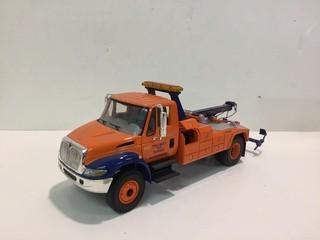 International 4400 Series with Jerr-Dan Tow Body Diecast Model.