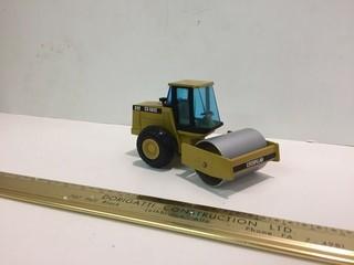 Cat CS-583C Vibratory Soil Compactor Diecast Model, 1:50 Scale.