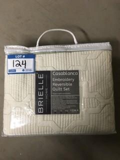 Brielle Home Casablanca Embroidery Reversible Quilt Set (Twin)