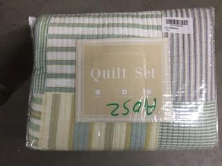 Finely Stitched Quilt Set Full/Queen. 