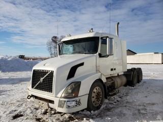 2009 Volvo T/A Truck Tractor C/w ISX 525 HP, 18 Speed, 13,200LB Frt, A/R 46,000LB Rears, 34" Sleeper. Showing 460,526 KMS. VIN# 4V4NC9TK39N270441 * Note Left Hood Release Will Need To Be Replaced*