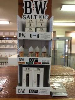 Baker White Display, 4 Refillable pod packs, 4 Assorted Vape Juice & 4 Electronic Cigarettes.