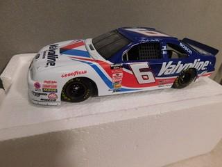 Revell 1:24 Die Cast Valvoline Mark Martin 1996 Ford Thunderbird.