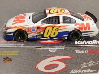 Team Caliber 1:24 Die Cast Valvoline Mark Martin 2000 Ford Taurus.