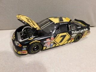 Team Caliber Owners Series 1:24 Die Cast Michael Waltrip 2000 Chevy Monte Carlo with original box.