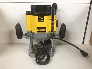 DeWalt DW625 3hp Plunge Router.