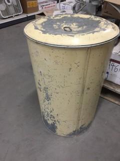 Metal Trash Can with Lid.