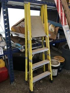 Featherlite 5 Step Fiberglass Ladder.