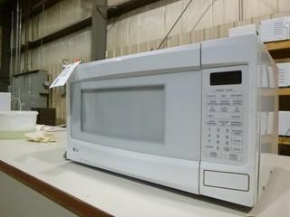 LG Microwave, Model LMS1571SW, 1100 Watts