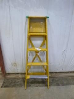 (1) 5' Wooded Step Ladder 