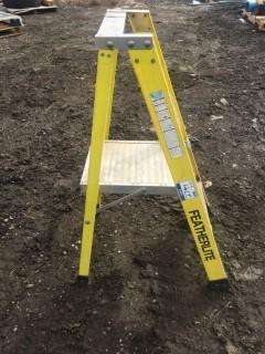 Featherlite 4' Ladder w/Platform.