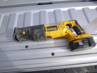 Dewalt 18V Cordless Variable Speed Reciprocating Saw *Note: Dead Battery*