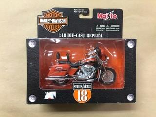 Maisto Harley Davidson "2004 FLHTCSE CVO" Die Cast Model, 1:18 Scale.
